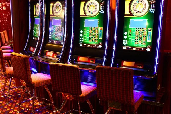 Live dealer at Teen Patti table